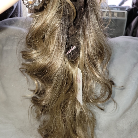 Brand New Lite brown wig - Picture 14 of 16
